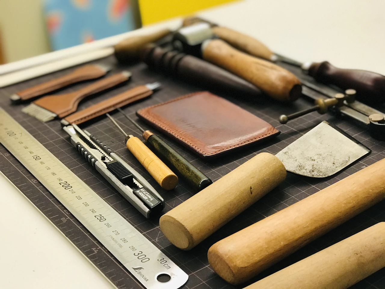 Outils de maroquinier sur l'établi de l'atelier